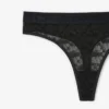 Culotte string en dentelle avec logo à la taille Culotte string en dentelle avec logo à la taille