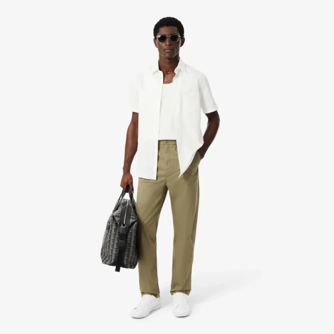 Pantalon chino en sergé de coton, coupe classique Pantalon chino en sergé de coton, coupe classique