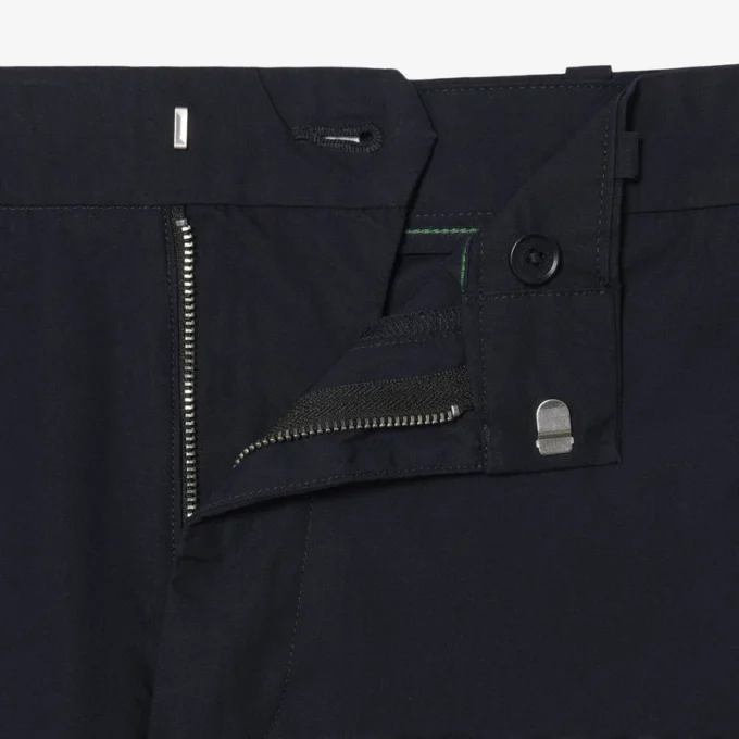 Pantalon chino en sergé de coton, coupe classique Pantalon chino en sergé de coton, coupe classique