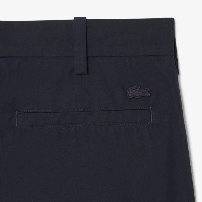 Pantalon chino en sergé de coton, coupe classique Pantalon chino en sergé de coton, coupe classique