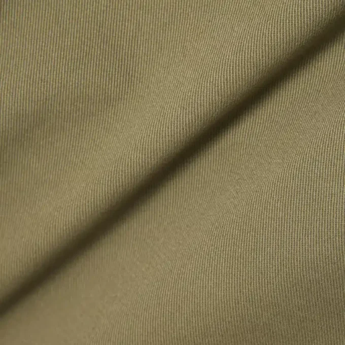 Pantalon chino en sergé de coton, coupe classique Pantalon chino en sergé de coton, coupe classique