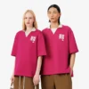 Polo oversize en satin rehaussé d’un badge Runway Polo oversize en satin rehaussé d’un badge Runway