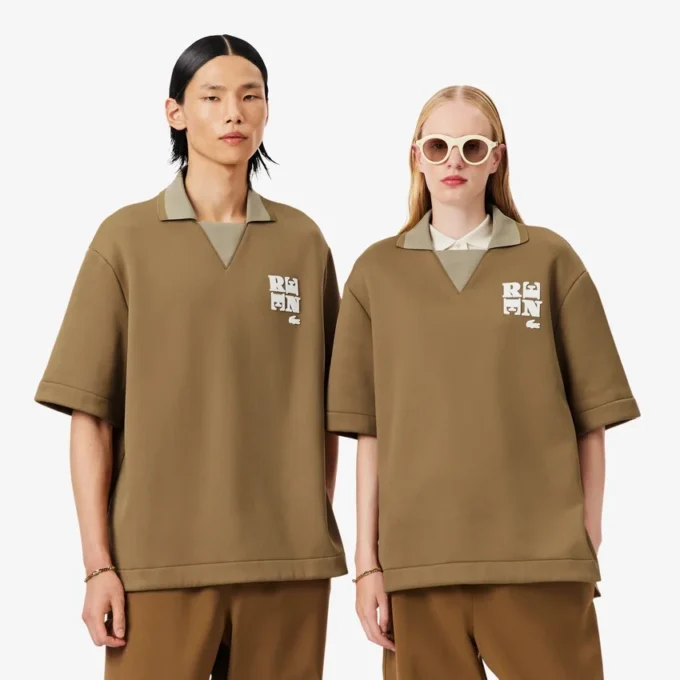 Polo oversize en satin rehaussé d’un badge Runway Polo oversize en satin rehaussé d’un badge Runway