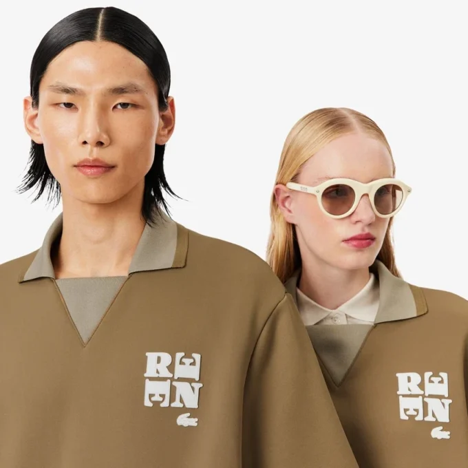 Polo oversize en satin rehaussé d’un badge Runway Polo oversize en satin rehaussé d’un badge Runway