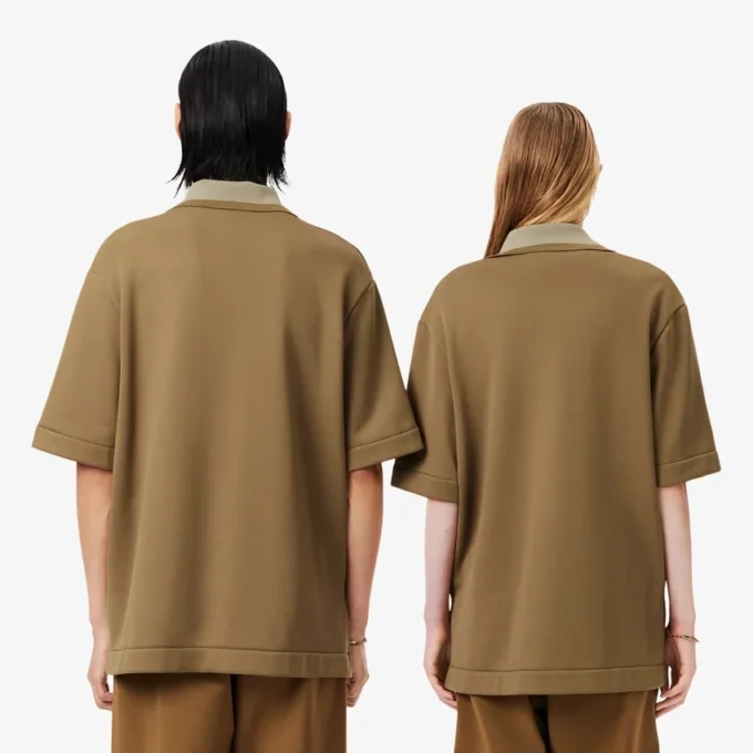 Polo oversize en satin rehaussé d’un badge Runway Polo oversize en satin rehaussé d’un badge Runway