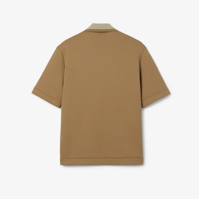 Polo oversize en satin rehaussé d’un badge Runway Polo oversize en satin rehaussé d’un badge Runway