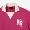 Polo oversize en satin rehaussé d’un badge Runway Polo oversize en satin rehaussé d’un badge Runway