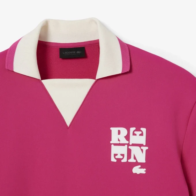 Polo oversize en satin rehaussé d’un badge Runway Polo oversize en satin rehaussé d’un badge Runway