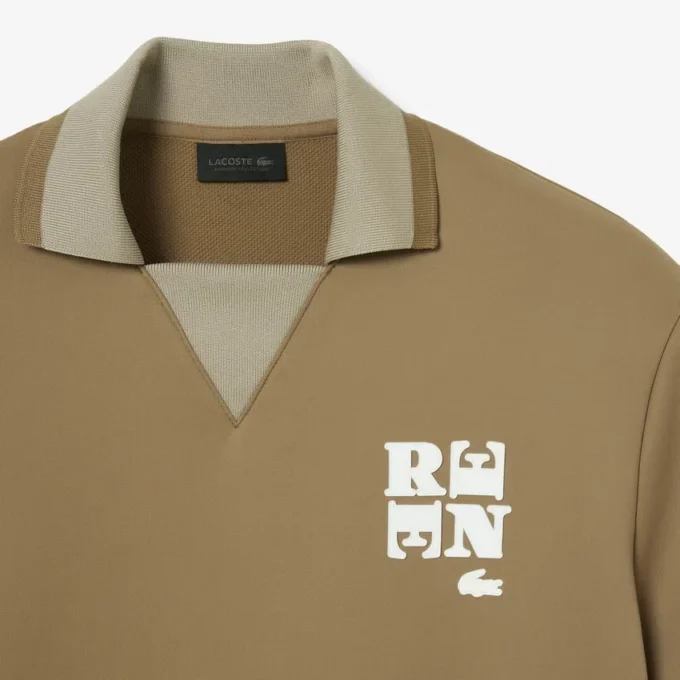 Polo oversize en satin rehaussé d’un badge Runway Polo oversize en satin rehaussé d’un badge Runway