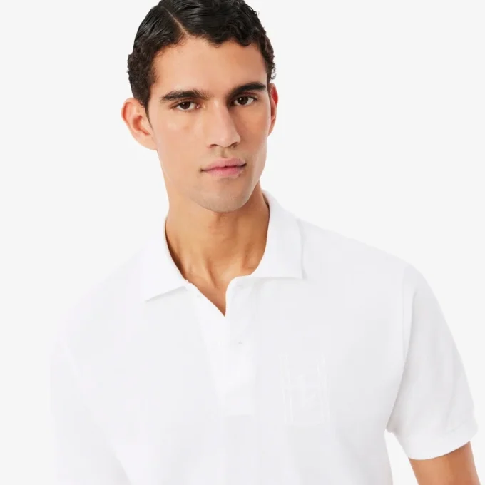 Polos Petit Piqué à la coupe classique avec détails brodés Polos Petit Piqué à la coupe classique avec détails brodés