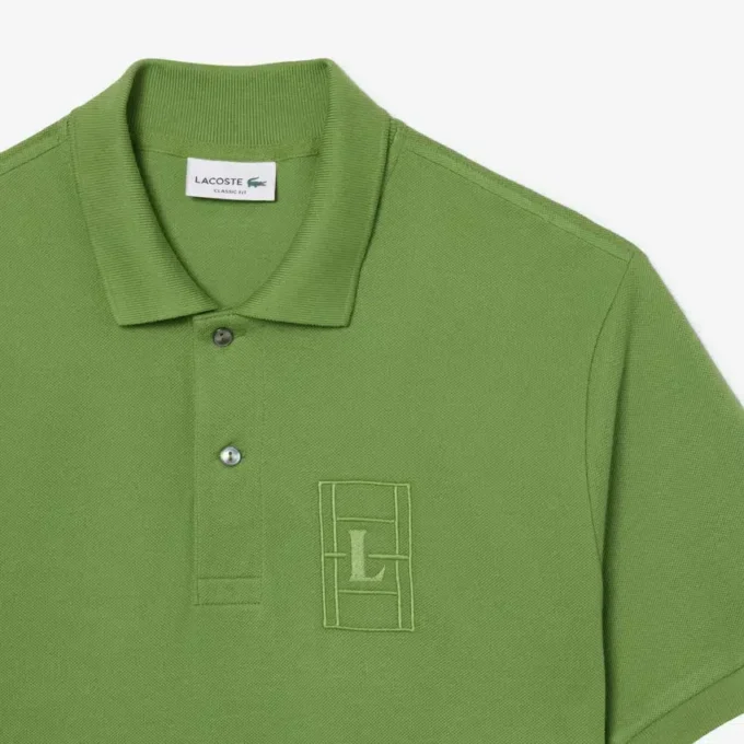 Polos Petit Piqué à la coupe classique avec détails brodés Polos Petit Piqué à la coupe classique avec détails brodés