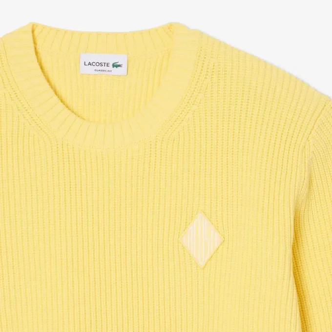 Pull orné d&rsquo;un badge en maille côtelée perlé