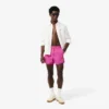 Short de bain pour homme orné d’un petit badge en forme de boxers Short de bain pour homme orné d’un petit badge en forme de boxers