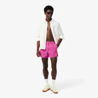 Short de bain pour homme orné d&rsquo;un petit badge en forme de boxers