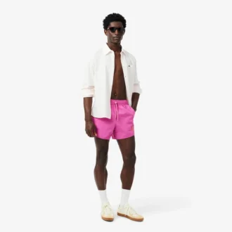 Short de bain pour homme orné d&rsquo;un petit badge en forme de boxers
