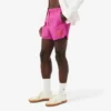 Short de bain pour homme orné d’un petit badge en forme de boxers Short de bain pour homme orné d’un petit badge en forme de boxers