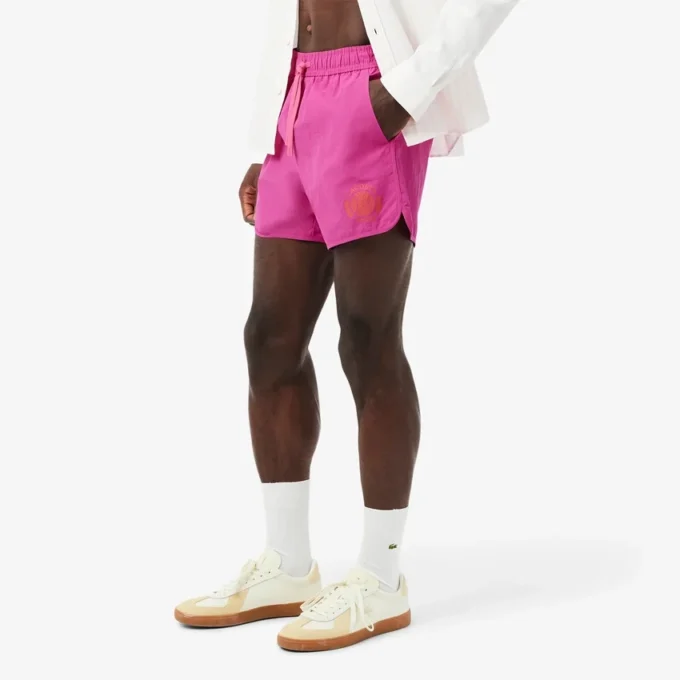 Short de bain pour homme orné d’un petit badge en forme de boxers Short de bain pour homme orné d’un petit badge en forme de boxers