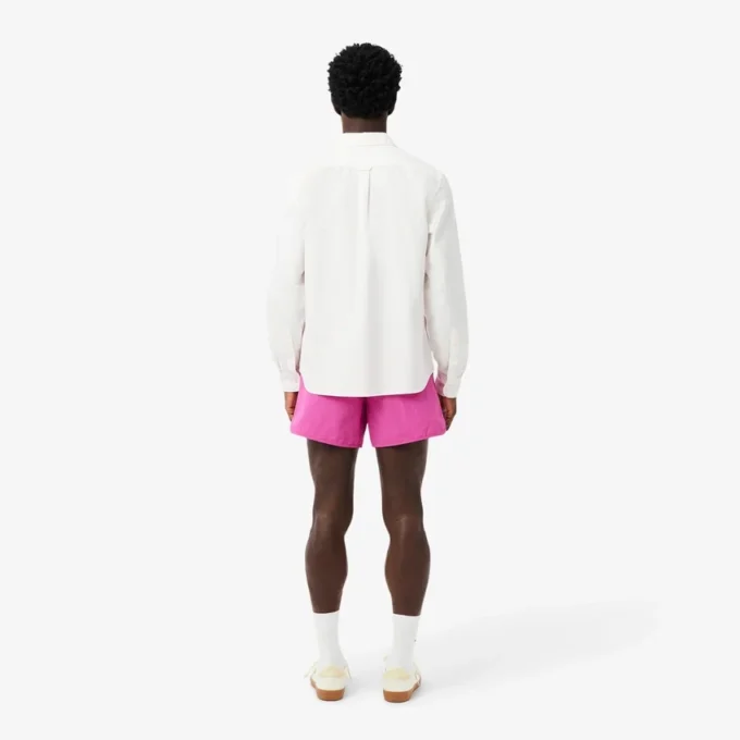 Short de bain pour homme orné d’un petit badge en forme de boxers Short de bain pour homme orné d’un petit badge en forme de boxers