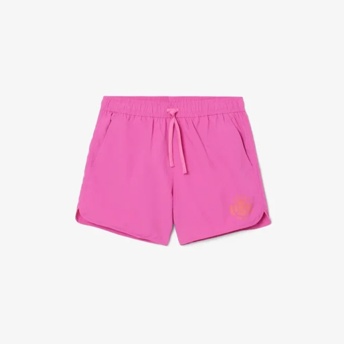 Short de bain pour homme orné d’un petit badge en forme de boxers Short de bain pour homme orné d’un petit badge en forme de boxers