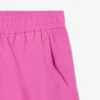 Short de bain pour homme orné d’un petit badge en forme de boxers Short de bain pour homme orné d’un petit badge en forme de boxers