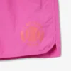 Short de bain pour homme orné d’un petit badge en forme de boxers Short de bain pour homme orné d’un petit badge en forme de boxers
