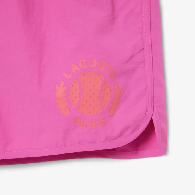 Short de bain pour homme orné d’un petit badge en forme de boxers Short de bain pour homme orné d’un petit badge en forme de boxers