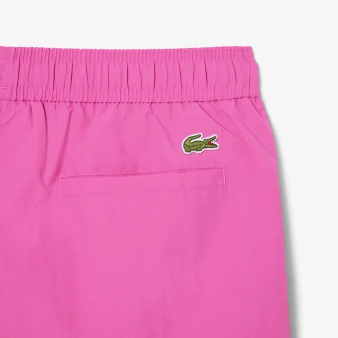 Short de bain pour homme orné d’un petit badge en forme de boxers Short de bain pour homme orné d’un petit badge en forme de boxers