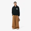 Sweats à col montant et fermeture éclair avec badge, inspirés des défilés