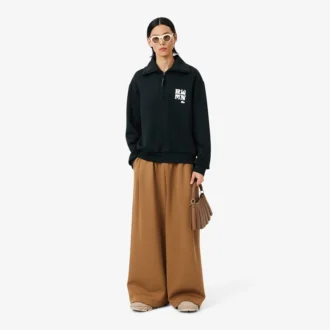 Sweats à col montant et fermeture éclair avec badge, inspirés des défilés