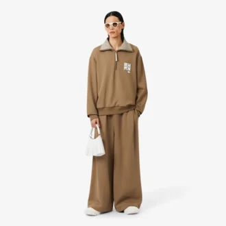 Sweats à col montant et fermeture éclair avec badge, inspirés des défilés