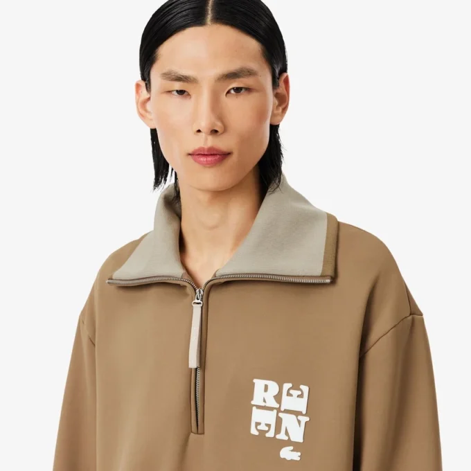 Sweats à col montant et fermeture éclair avec badge, inspirés des défilés