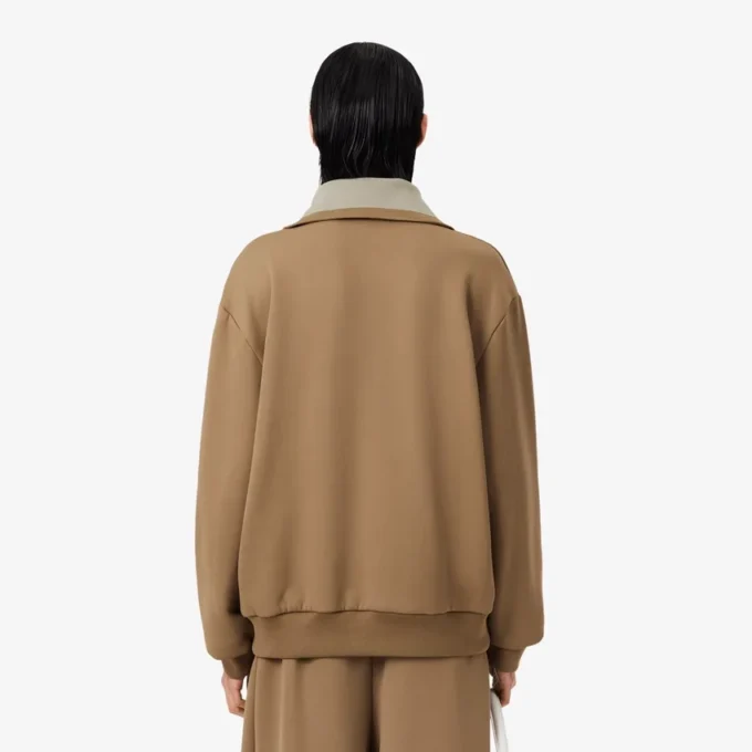 Sweats à col montant et fermeture éclair avec badge, inspirés des défilés