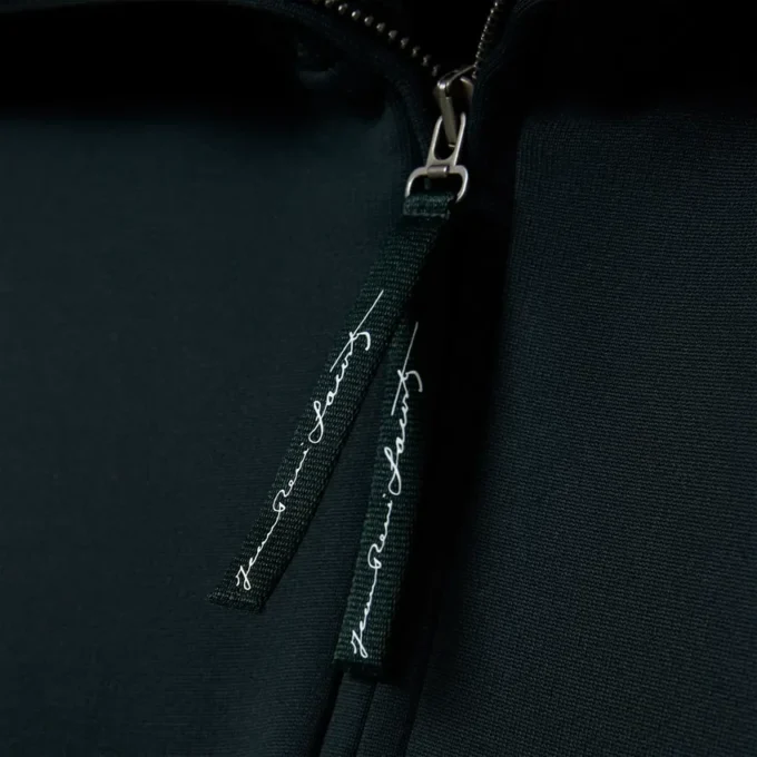 Sweats à col montant et fermeture éclair avec badge, inspirés des défilés