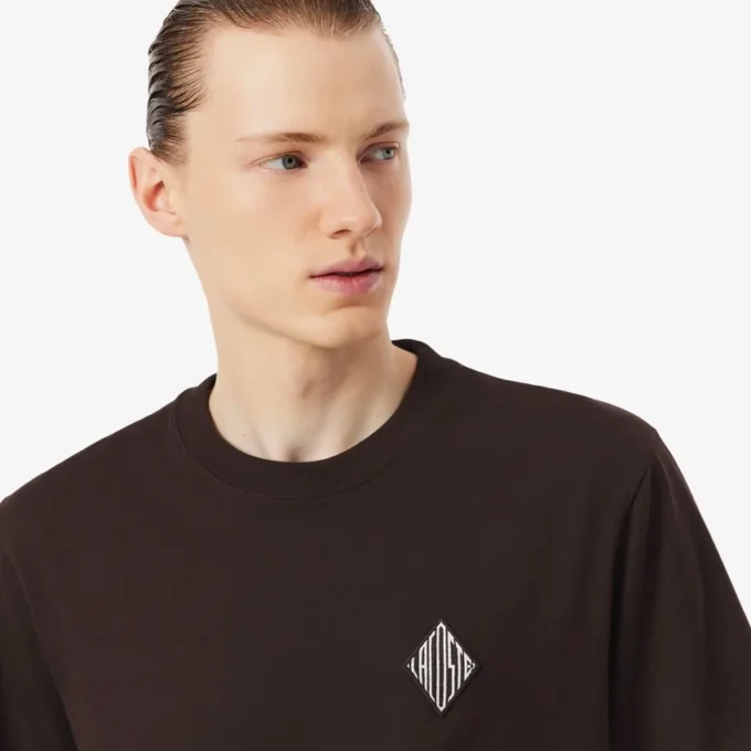 T-shirt coupe classique avec badge imposant