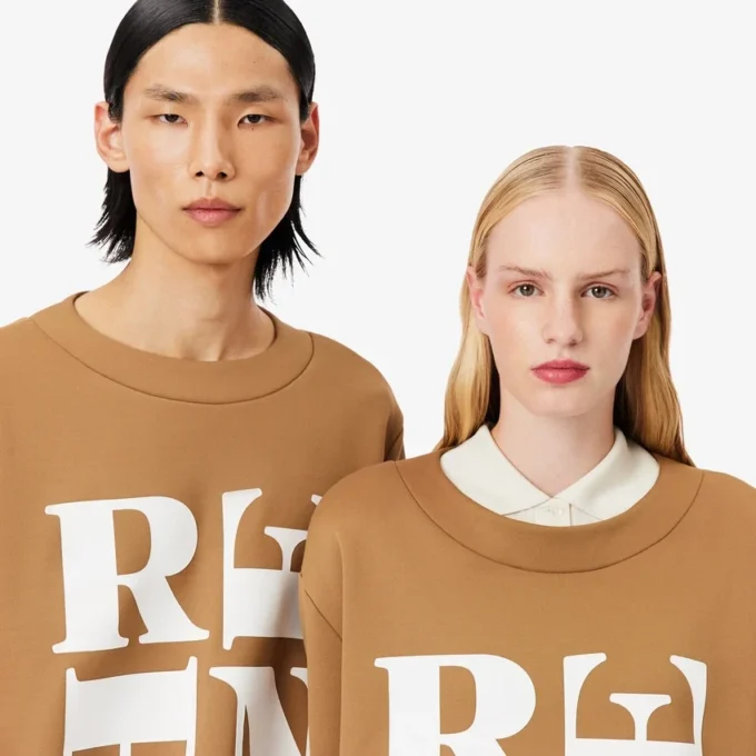 T-shirt graphique en satin Runway