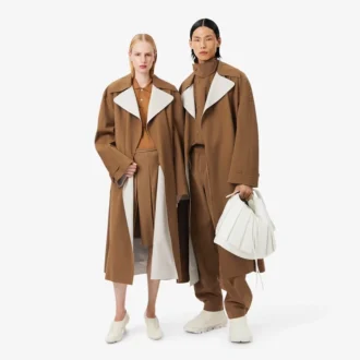 Trench-coat en laine mélangée vu sur les podiums